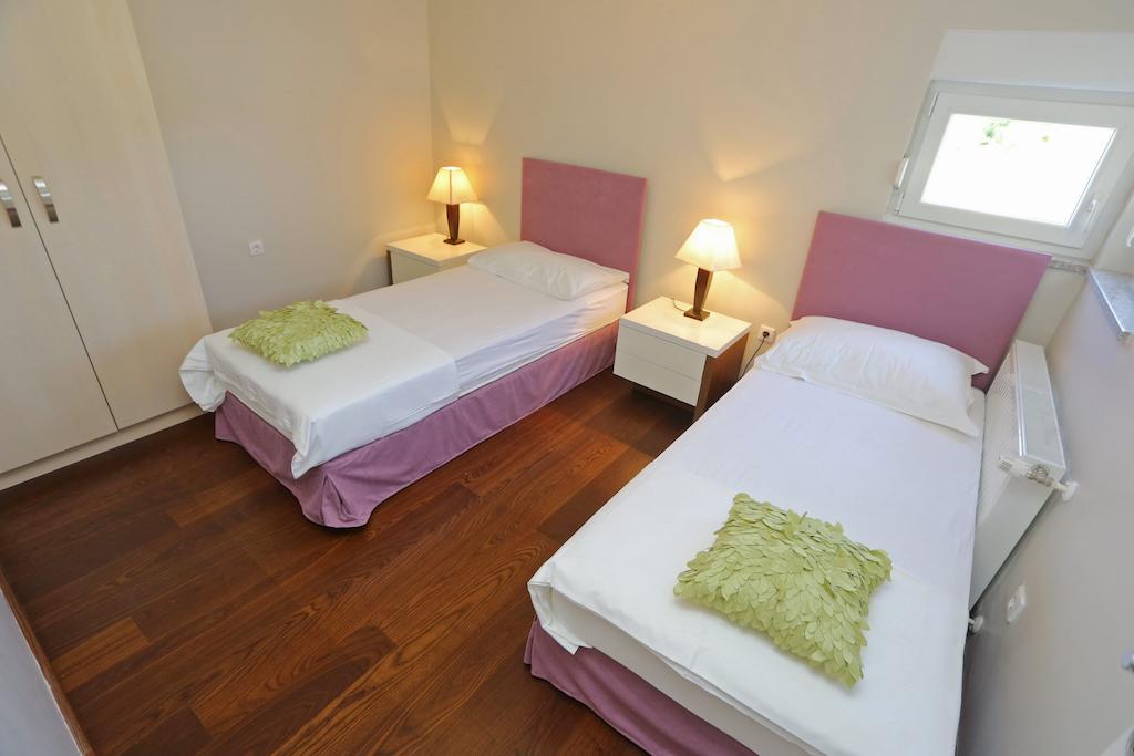 Eva Apartman *