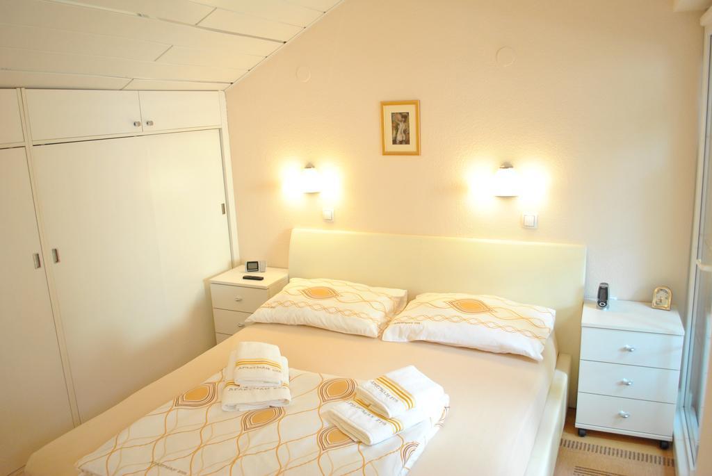 Eva Apartman *