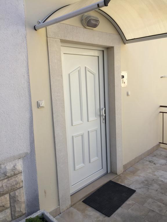 Eva Apartman *