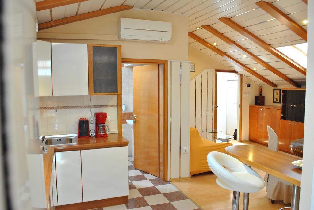 Eva Apartman *